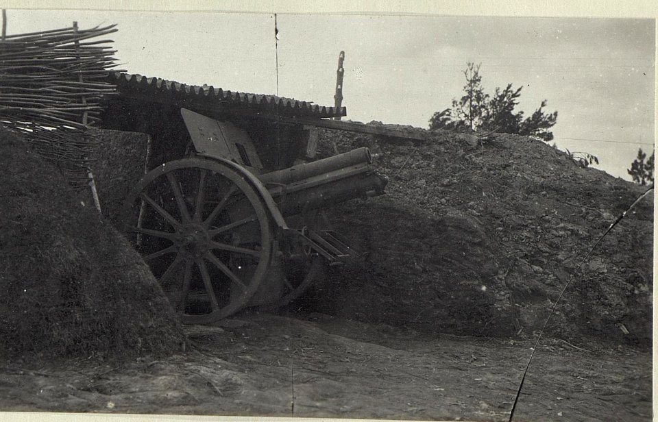 Gut ausgebaute Artilleriestellungen, bestückt mit Skodahaubitzen (BildID 15684731)