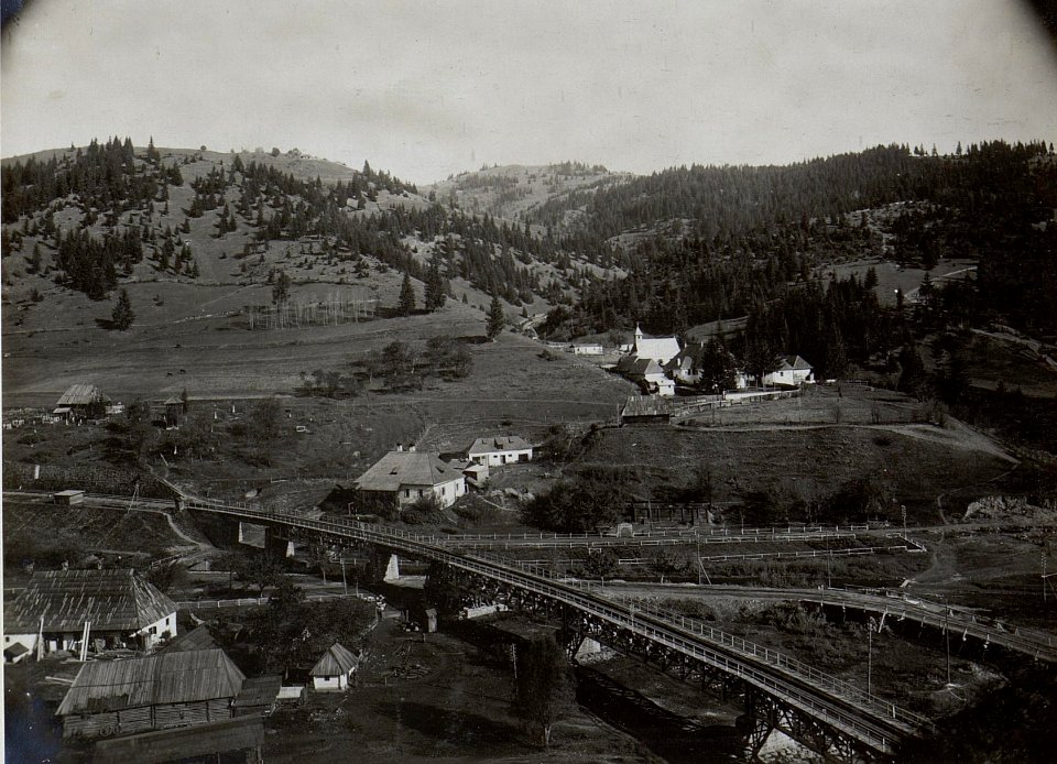 Gyimes mit dem Gebäude der 16.H.Br.und 16.A.K. (BildID 15656949)