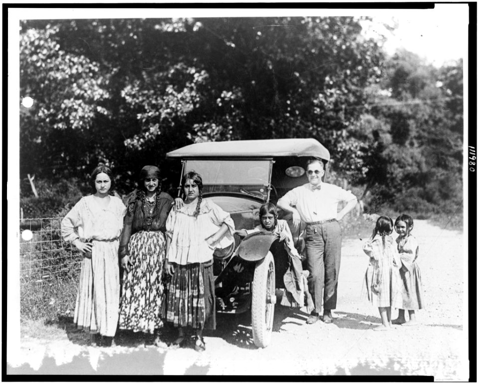 Gypsy women and children, and man with automobile LCCN94511566