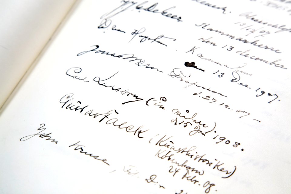 Gästboken. Carl Larssons signatur. Utställningen Smak av svunnen tid år 2007 - Hallwylska museet - 86291