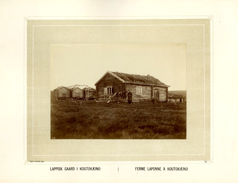 Gårdstun i Kautokeino med redskaper utenfor - Norsk folkemuseum - NF.15006-027