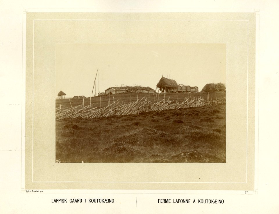 Gårdstun i Kautokeino med skigard rundt - Norsk folkemuseum - NF.15006-028