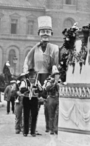 Géant dans le cortège de la Rose des Roses à Paris le jeudi de la Mi-Carême 14 mars 1912