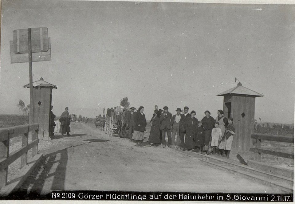 Görzer Flüchtlinge auf der Heimkehr in S.Giovanni 2.11.17. (BildID 15611591)