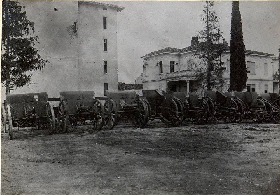 Görz, Parkplatz. 7Stück 10cm Geschütze. (Ende März 1918.) (BildID 15664362)