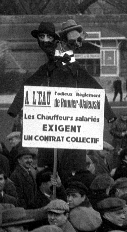 Géant à deux têtes Rouvier-Walewski à la manifestation des grevistes des taxis parisiens en 1934