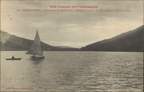 Gérardmer, Vue prise en plein lac, Bateau à voile, La Moraine à l'arrière plan CP 3433 PsurR