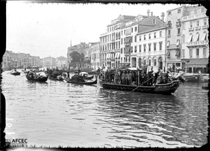 Góndoles i barques carregades de passatgers navegant pel Gran Canal de Venècia