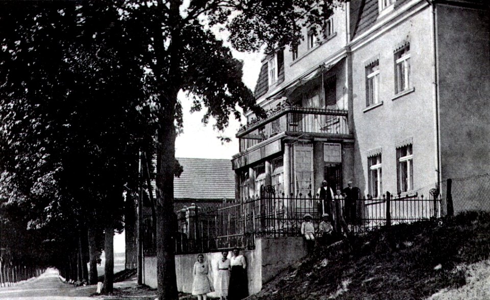 Gülzow in Pommern - Camminer Chaussee mit Villa Hilgendorf