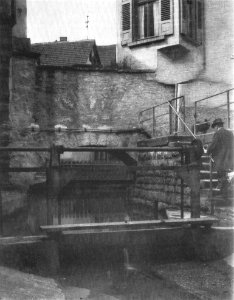 H Bauer - Auslass des Ammerkanals in der Stadtmauer um 1900 (TSiW062A)