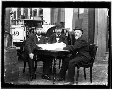 H Elles (1835-1909) (rechts) (max res)