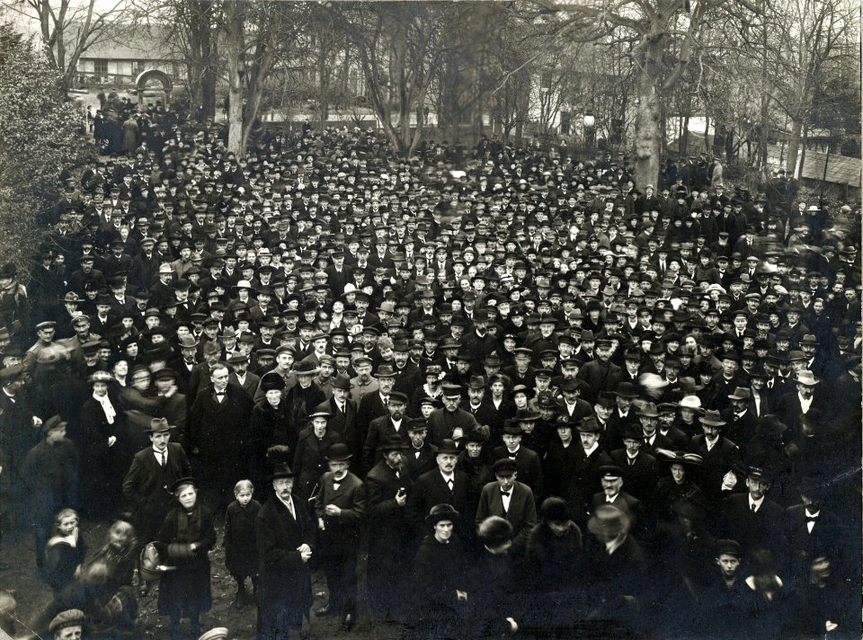 H. P. Hanssen holder tale fra balkonen i Folkehjem 17. november 1918