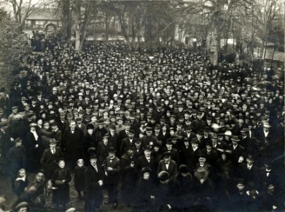 H. P. Hanssen holder tale fra balkonen i Folkehjem 17. november 1918
