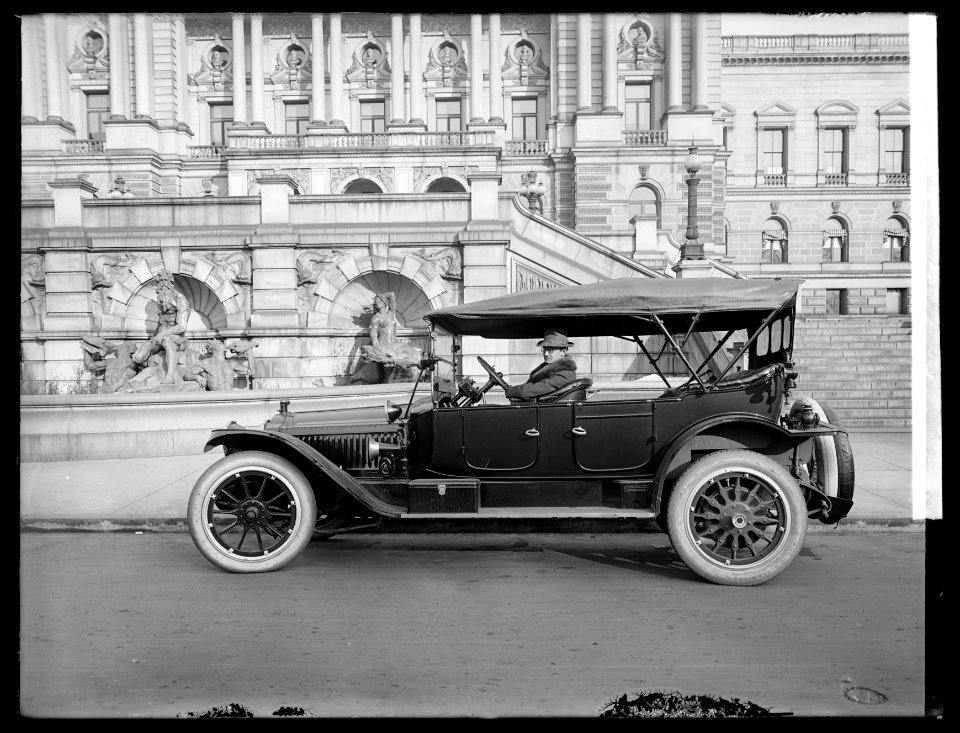 H.E.F. in Packard, (in front of Library of Congress, Washington, D.C.) LCCN2016851751