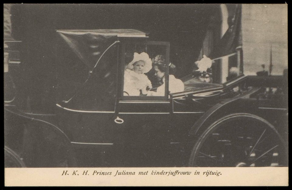 H.K.H. Prinses Juliana met kinderjuffrouw in rijtuig bij het Koninklijk Paleis. Uitgave N.J. Boon, Amsterdam