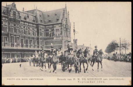 H.M. Koningin Wilhelmina vertrekt van het Centraal Station wegens een bezoek aan Amsterdam. Uitgave Jos Nuss, Amsterdam, Afb PBKD00458000018 photo