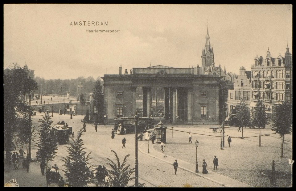 Haarlemmerpoort, Haarlemmerplein 50. Op het plein staan 2 electrische trams en een kiosk. Uitgave Dr. Trenkler Co. Leipzig, Afb PBKD00074000007