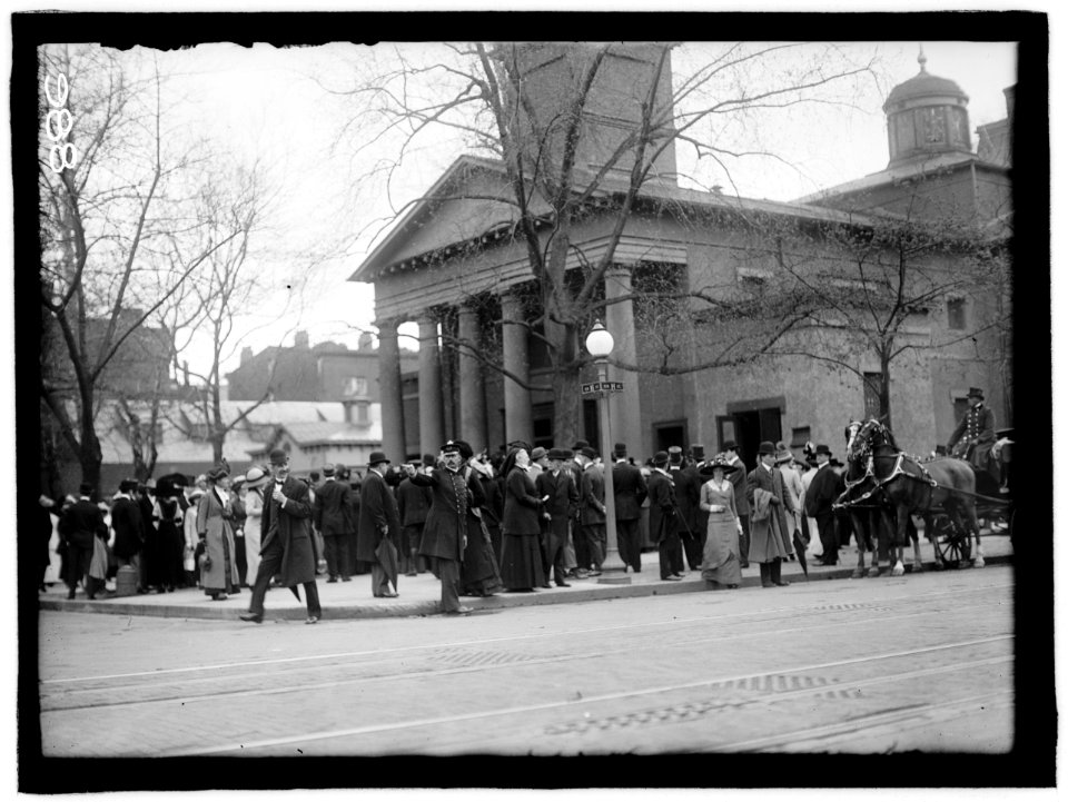 EASTER CROWDS; ST. JOHN'S LCCN2016863611