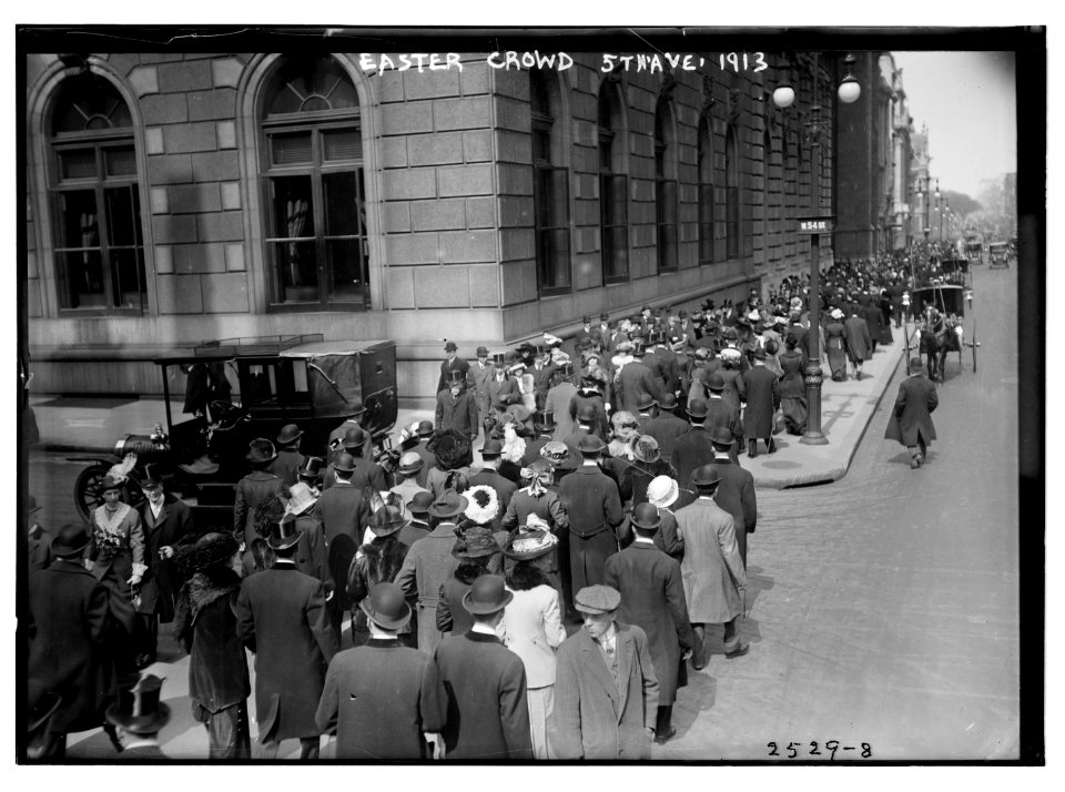 Easter crowd - 5th Ave., 1913 LCCN2014691097