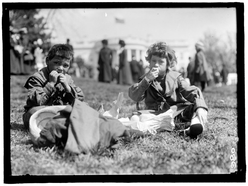 EASTER EGG ROLLING, WHITE HOUSE LCCN2016863606