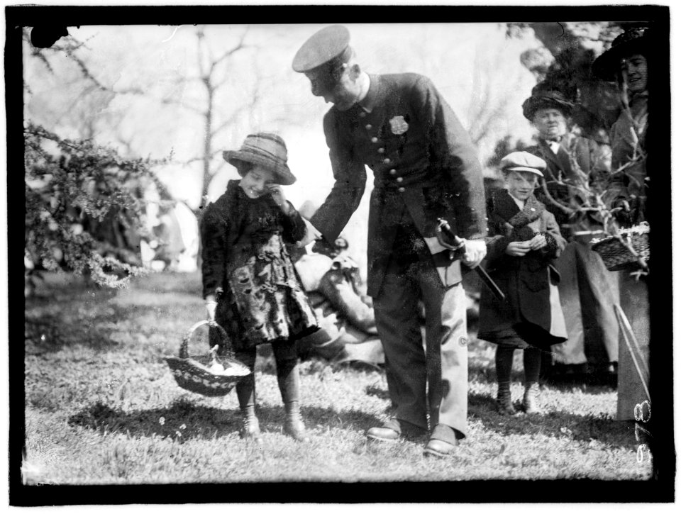 EASTER EGG ROLLING, WHITE HOUSE LCCN2016863605