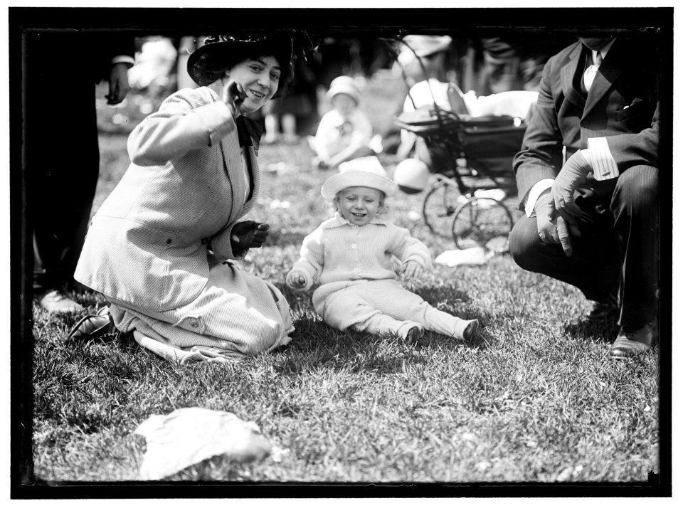EASTER EGG ROLLING, WHITE HOUSE LCCN2016865358