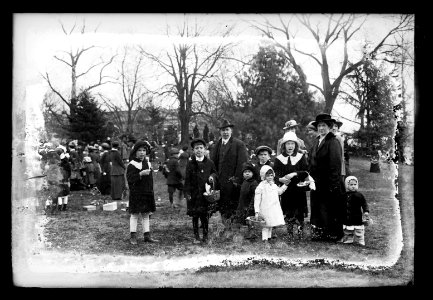 Easter egg rolling, White House, (Washington, D.C.), 1915 LCCN2016850946 photo