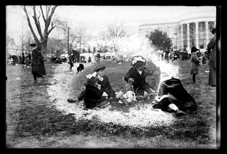 Easter egg rolling, White House, (Washington, D.C.), 1915 LCCN2016850947 photo
