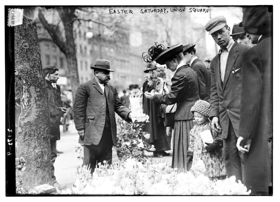 Easter Saturday, Union Square LCCN2014689046