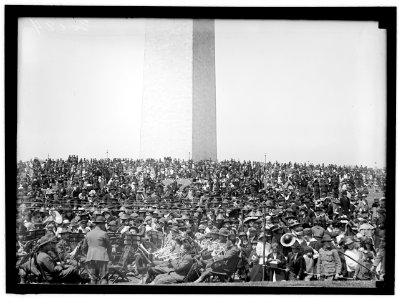 EASTER. CROWD AT MONUMENT FOR EGG ROLLING LCCN2016869855