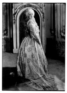 Easton as Rose(nkavalier) LCCN2014715386