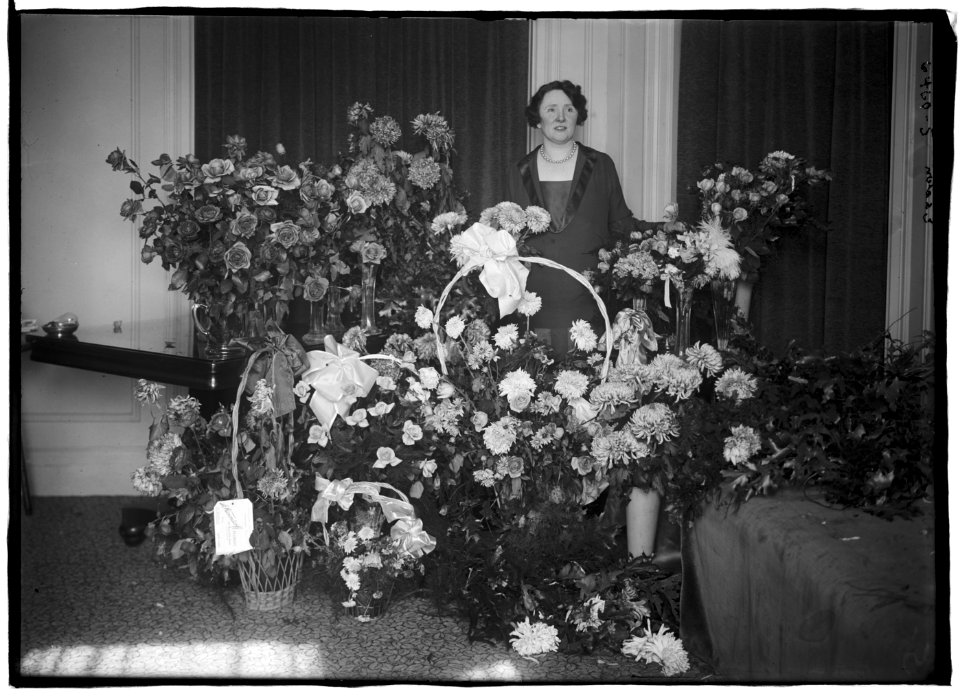Easton with flowers LCCN2014718868