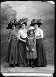 Ebon, Victoria, Greta and Atania Strandin, dancers, undated portrait about 1910 - SMV - GS092