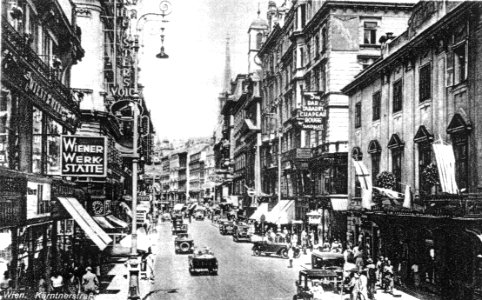 Ecke Kärntnerstraße Annagasse mit Werbetafel Tabarin und Chapeau Rouge ca 1930