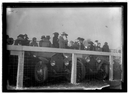 Ed McLean auto party, Warrenton, (Va.), horse show, Nov. 1916 LCCN2016850928