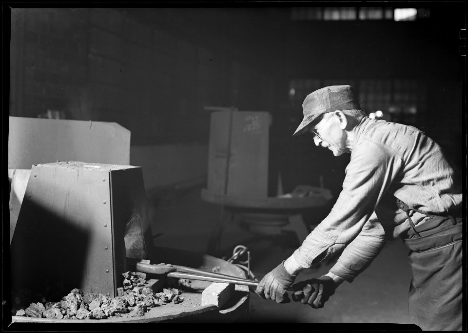 Eddystone, Pennsylvania - Railroad parts. Baldwin Locomotive Works. Blacksmith forging and hammering tools. - NARA - 518729