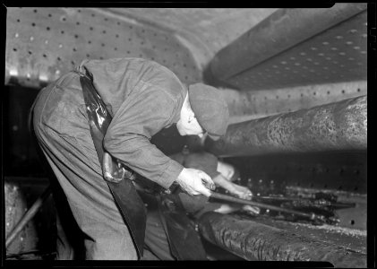 Eddystone, Pennsylvania - Railroad parts. Baldwin Locomotive Works. Boilermaker tapping for stay-bolts in boiler of a... - NARA - 518713