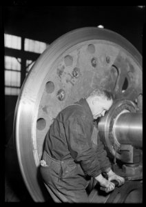 Eddystone, Pennsylvania - Railroad parts. Baldwin Locomotive Works. Machinist finishing axle on large driving wheels... - NARA - 518715
