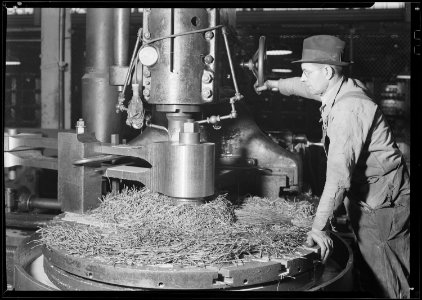 Eddystone, Pennsylvania - Railroad parts. Baldwin Locomotive Works. Machinist milling down part of a drive-shaft on... - NARA - 518710