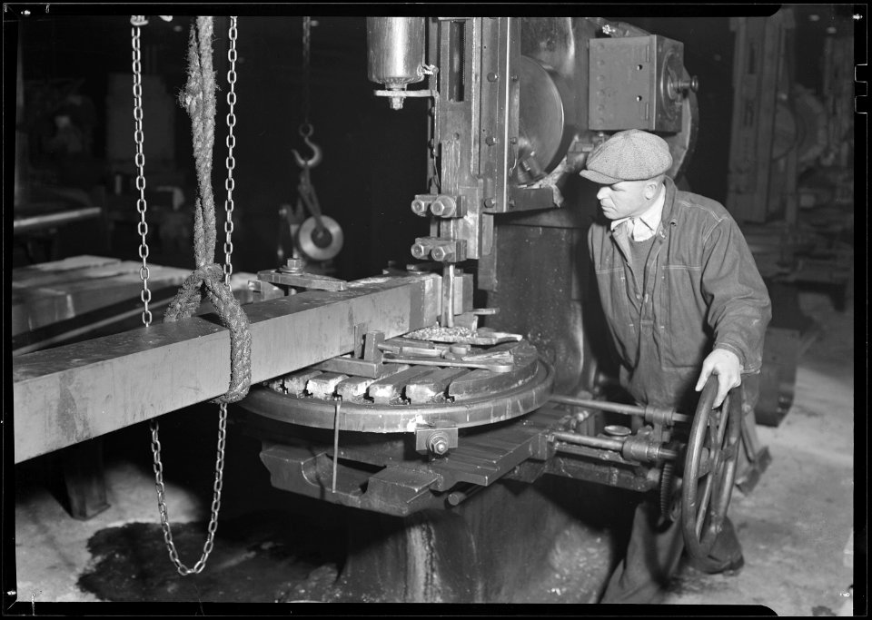 Eddystone, Pennsylvania - Railroad parts. Baldwin Locomotive Works. Machinist shaping a section of a driving-rod for... - NARA - 518712
