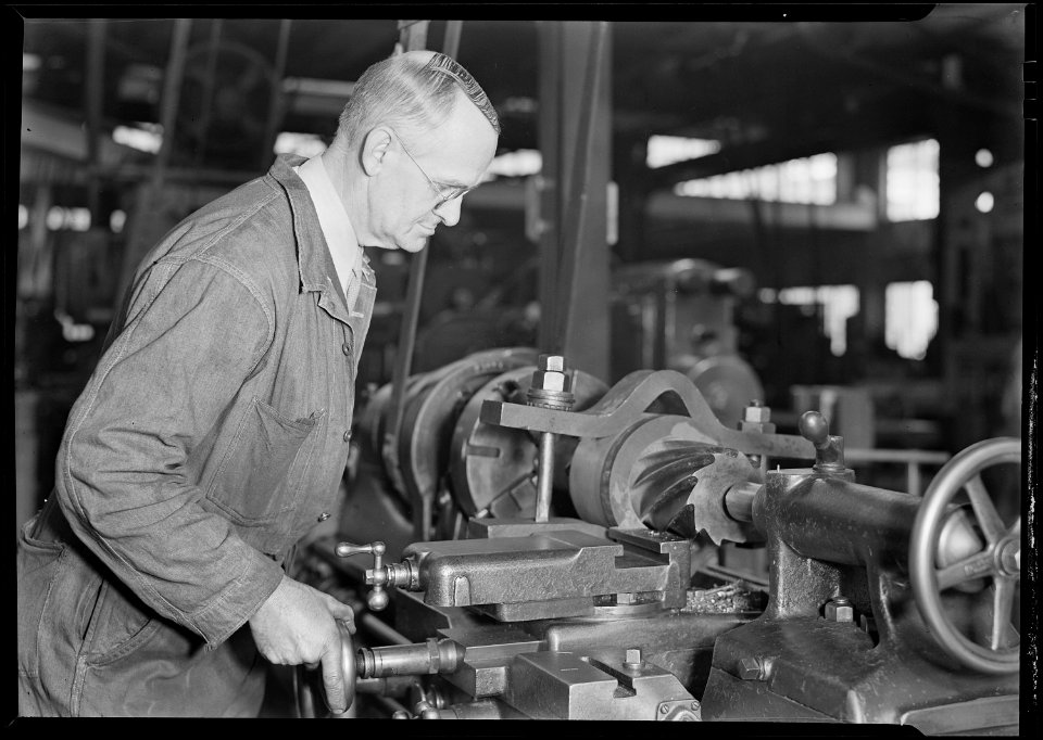 Eddystone, Pennsylvania - Railroad parts. Baldwin Locomotive Works. Toolmaker making a taper sleeve gauge from a... - NARA - 518724