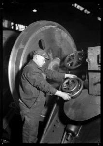 Eddystone, Pennsylvania - Railroad parts. Baldwin Locomotive Works. Machinist machining wheel to fit driving pin on... - NARA - 518716