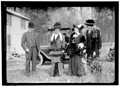 EDGEWOOD HUNT. GEORGE H. CHASE; MRS. CHASE; MRS. TUCKERMAN; MRS. R.H. CHAPMAN LCCN2016864160