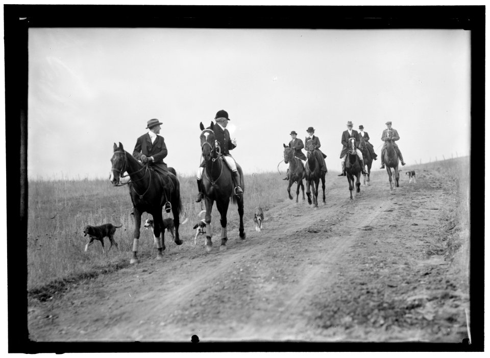 EDGEWOOD HUNT. WALTER TUCKERMAN MURPHY; ED GORHAN; MRS. BOWEN; COL. THOMPSON; MISS TIERNAN; J.O. EVANS LCCN2016864158