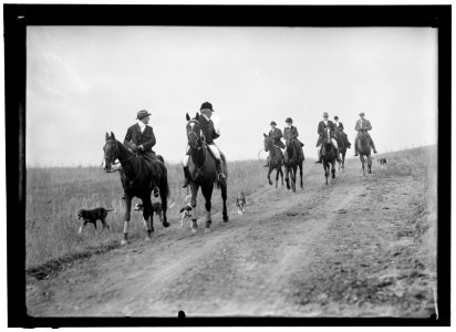 EDGEWOOD HUNT. WALTER TUCKERMAN MURPHY; ED GORHAN; MRS. BOWEN; COL. THOMPSON; MISS TIERNAN; J.O. EVANS LCCN2016864158