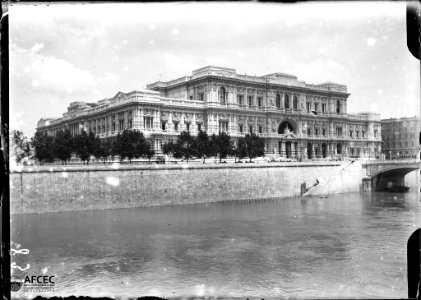 Edifici de Roma amb un riu en primer terme