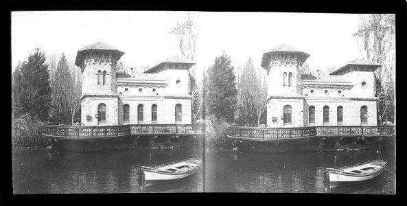 Edifici del restaurant ' Cafè del Parc ' i llac amb una barca al Parc de la Ciutadella (AFCEC BORDAS X 022)