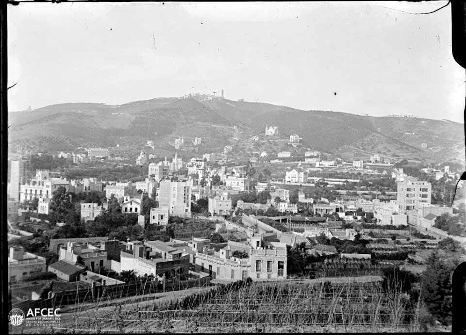 Edificis als afores de Barcelona i el Tibidabo des de Sarrià