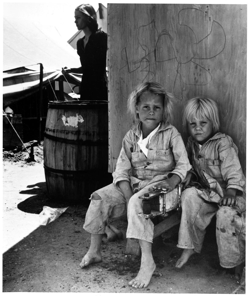 Edison, Kern County, California. Children of young migratory parents. They originally lived in Texas. - NARA - 521786