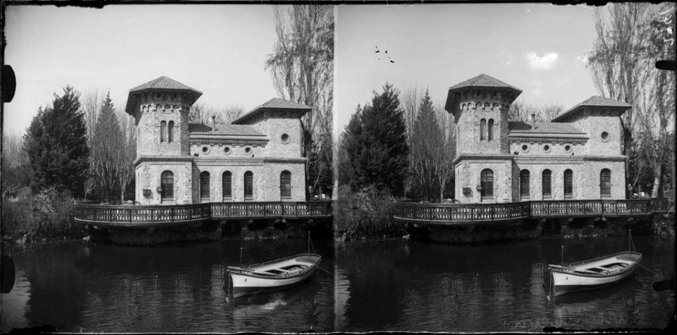 Edifici del restaurant ' Cafè del Parc ' i llac amb una barca al Parc de la Ciutadella